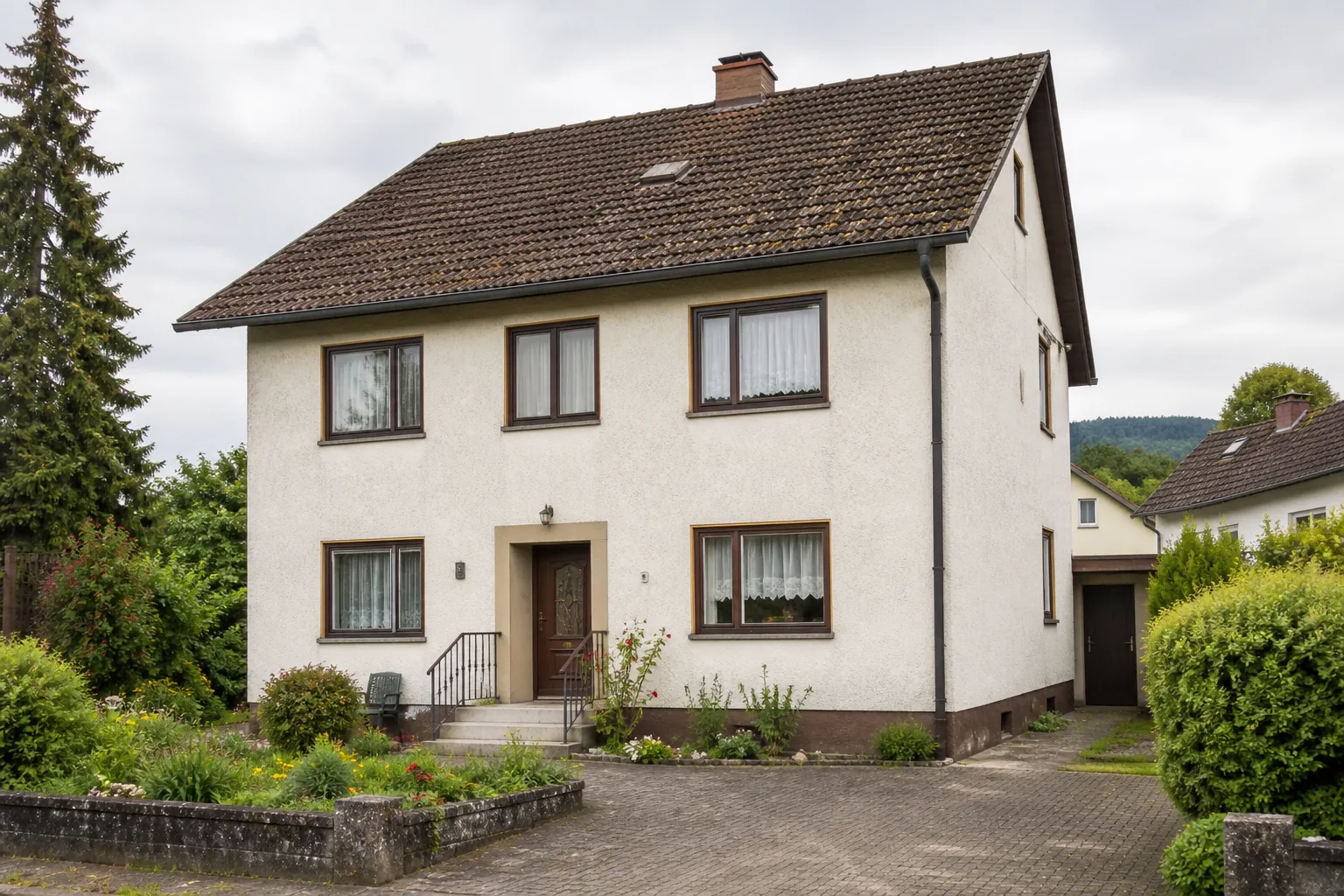 Älteres Wohnhaus in Österreich mit nicht modernisiertem Außenbereich